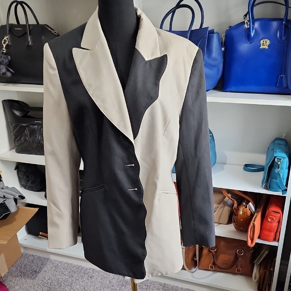 Gray and Cream Sleeveless Blazer with Structured Design